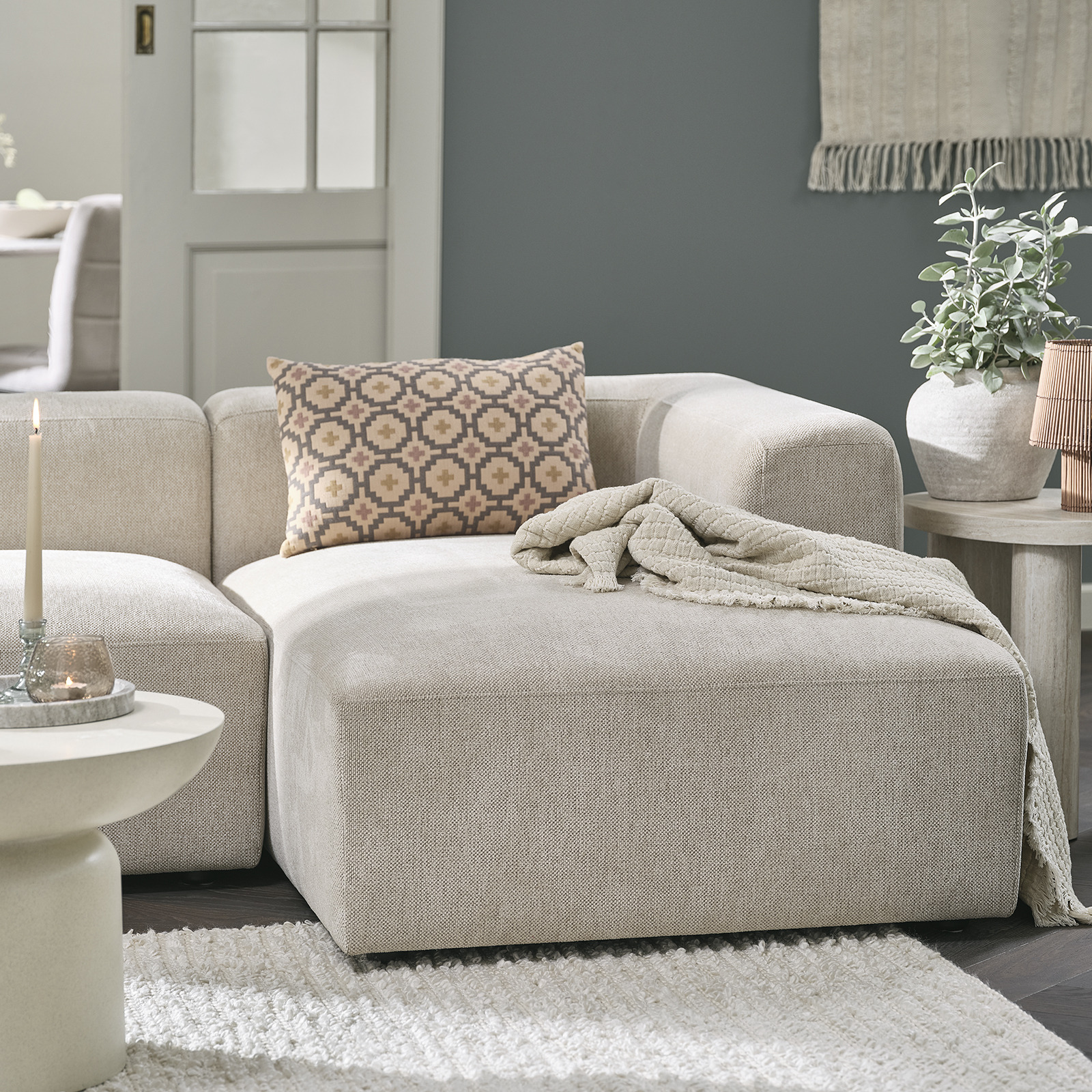 SKEJBY modulares Sofa in Beige Sofa mit kleiner Chaiselongue im Wohnzimmer