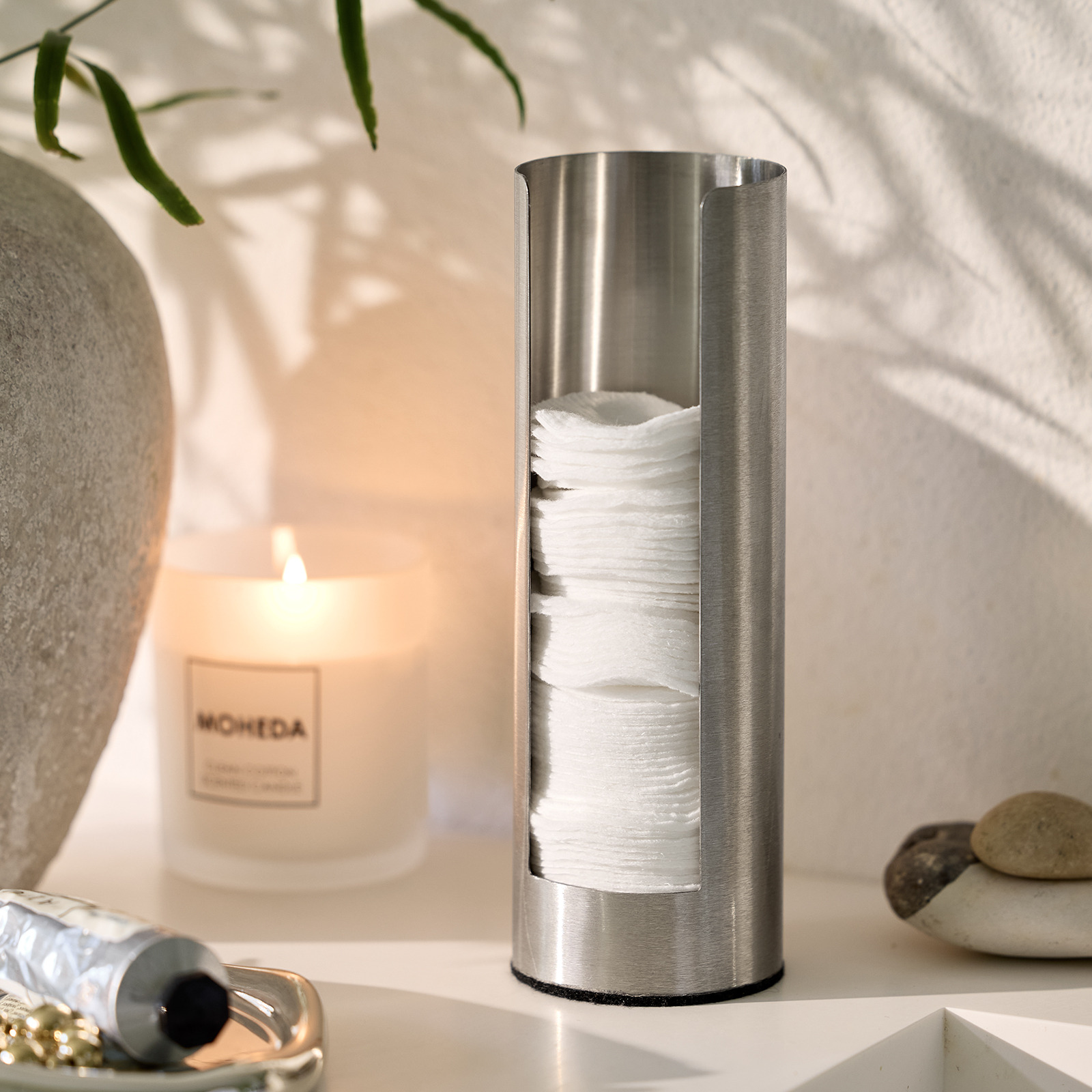 Wattepadhalter und Duftkerze im Badezimmer