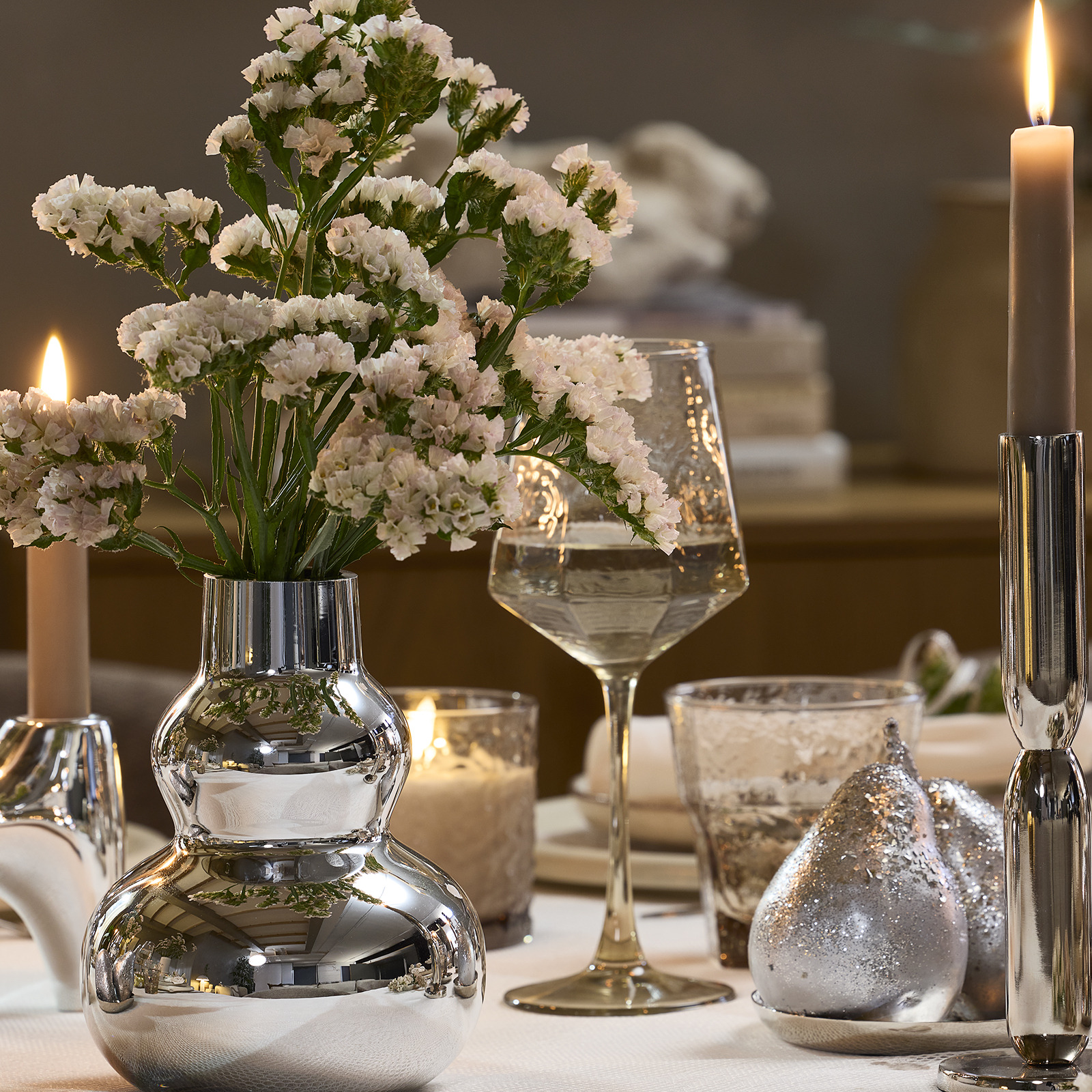 Vase CHRISTOFFER und Weinglas GUNVALD Esstisch mit Weinglas und Vase in Silberoptik