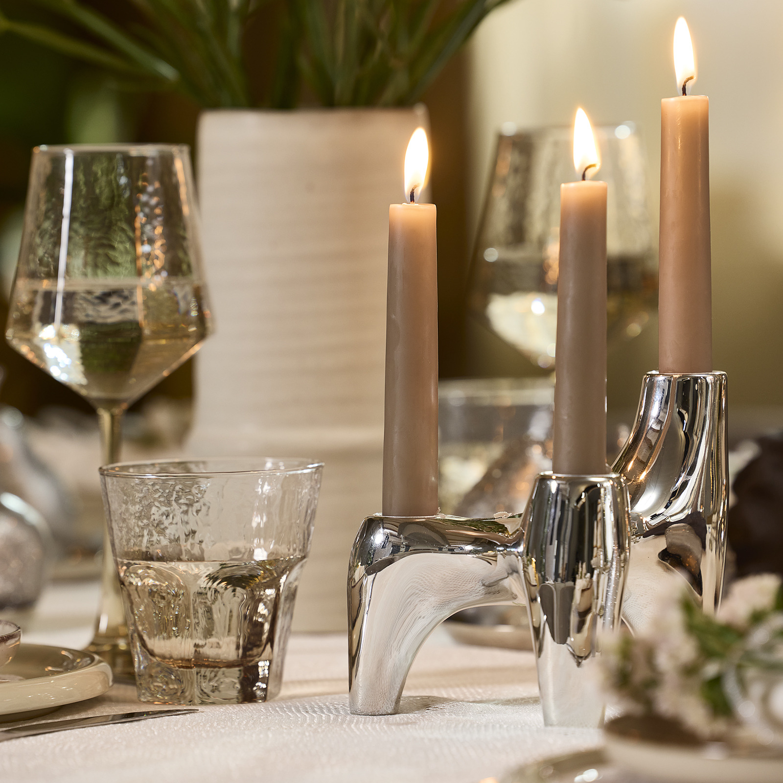Kerzenständer VIGNIR und Gläser GUNVALD Esstisch mit einem silberfarbenen Kerzenständer