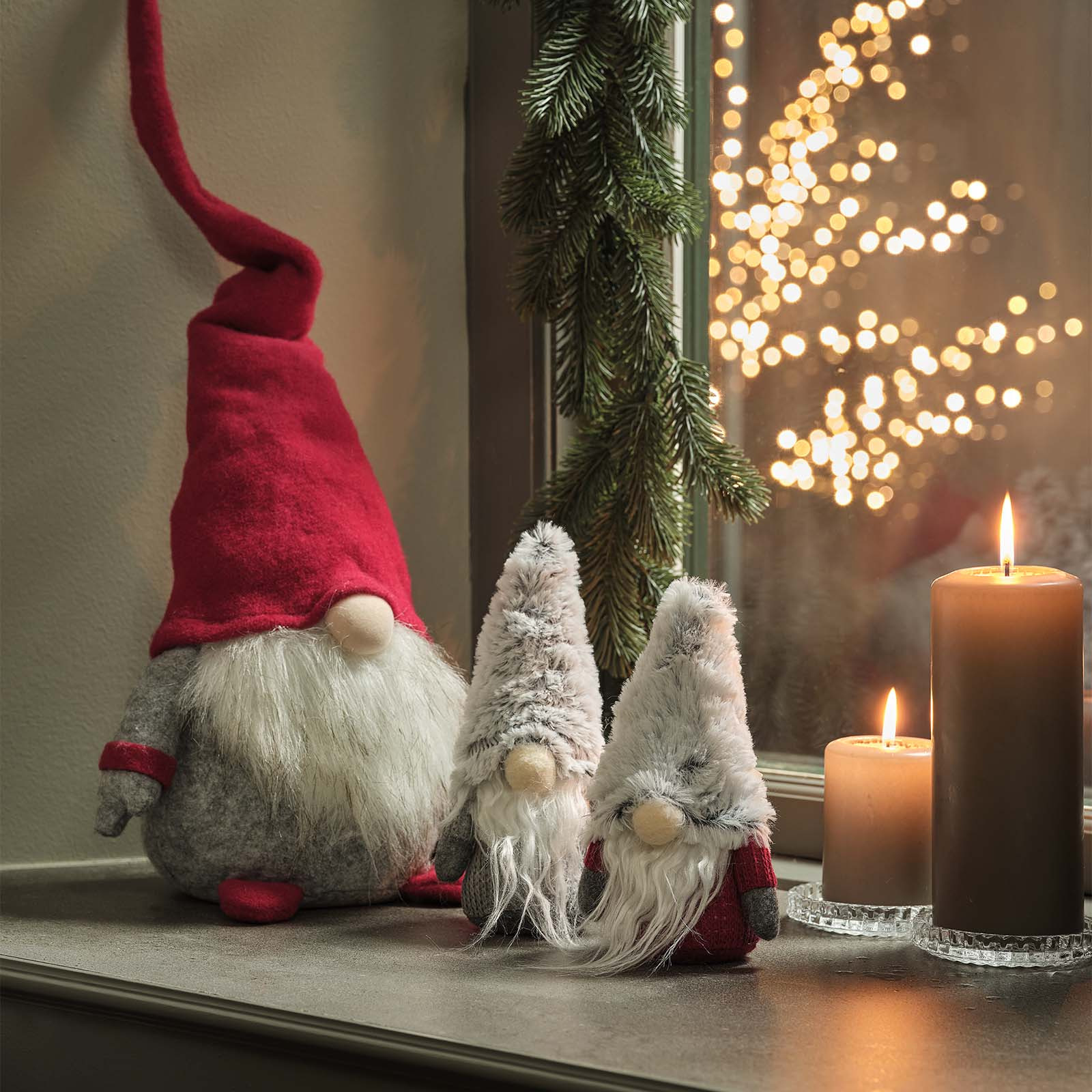 Großer Weihnachtswichtel mit längenverstellbaren Beinen Skandinavische Weihnachtswichtel mit Knollennasen, weißen Bärten sowie roten und grauen Mützen