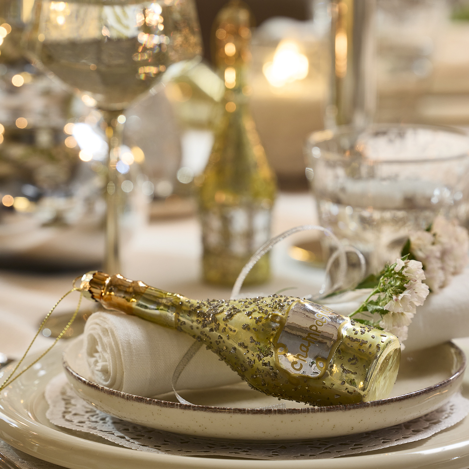 Weihnachtsbaumdeko ALSVIN Gedeck mit einer weihnachtsbaumförmigen Dekoration in Champagnerflaschenform