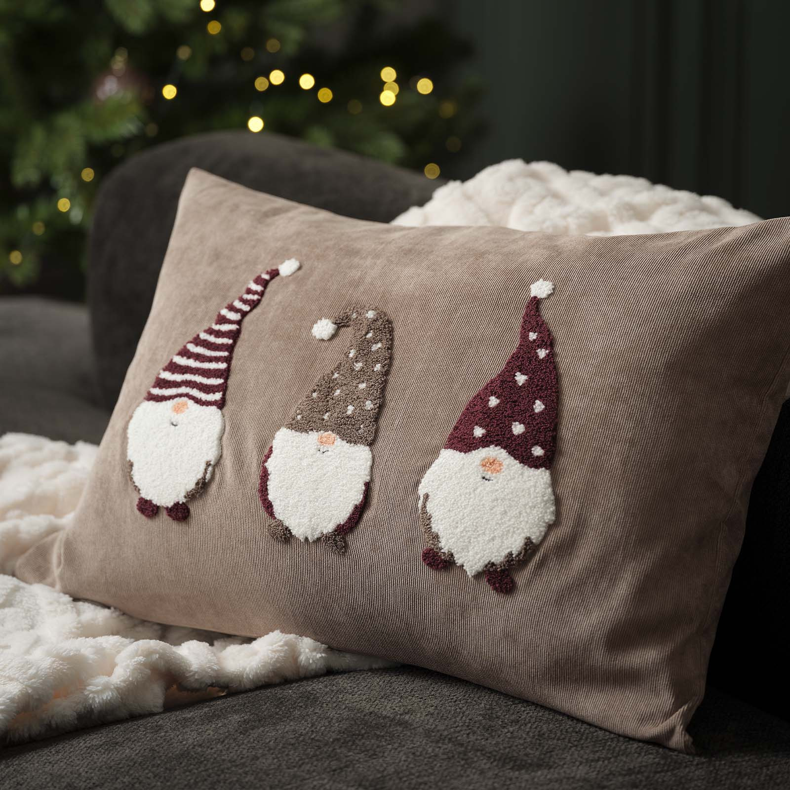 Kissenhülle VILJE mit Weihnachtswichteln Sandfarbene Kissenhülle mit aufgestickten Weihnachtswichteln, Weihnachtsmützen und langen Bärten