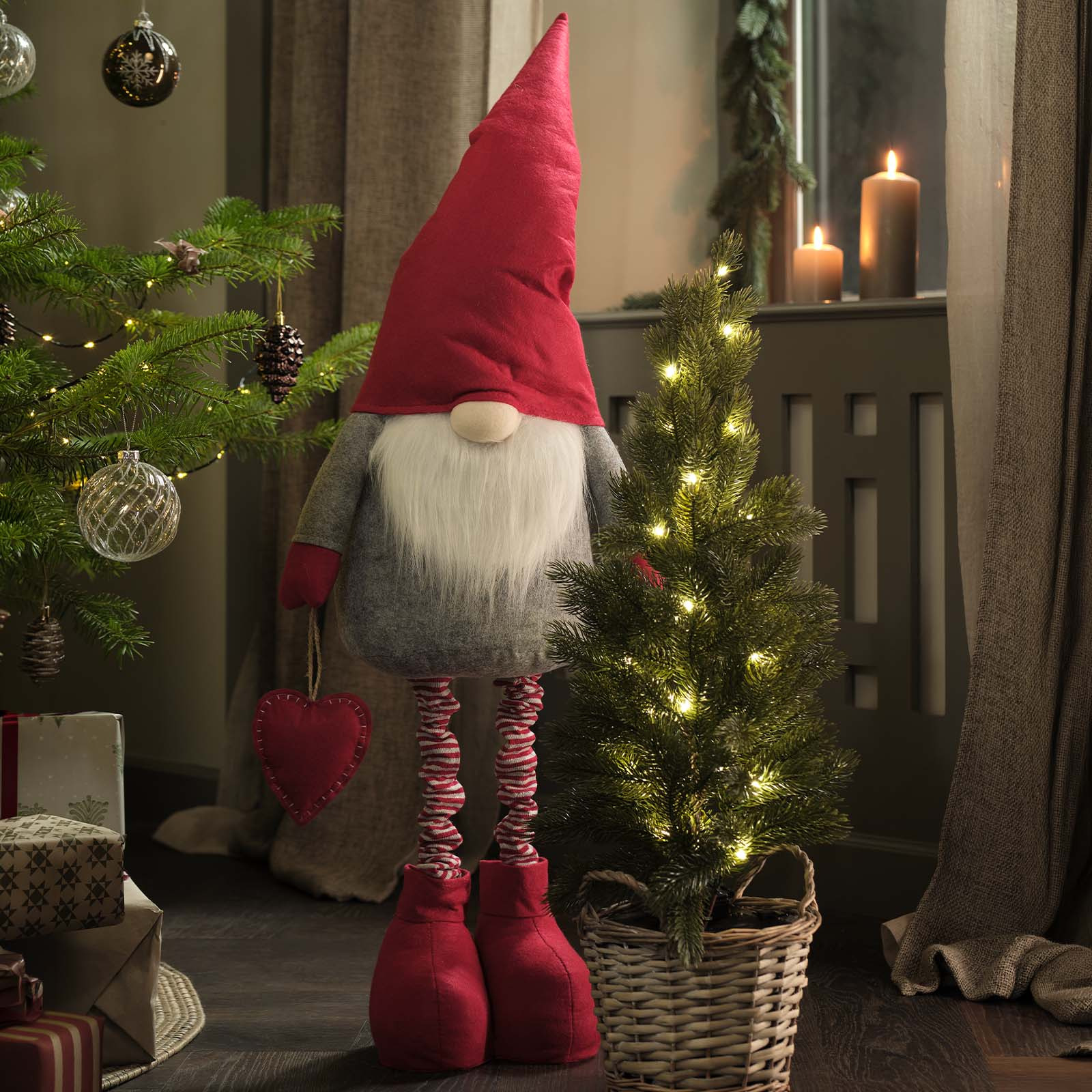 Die Beine des Weihnachtswichtels BRONSIT lassen sich in der Länge verstellen Großer Weihnachtswichtel mit verstellbaren Beinen