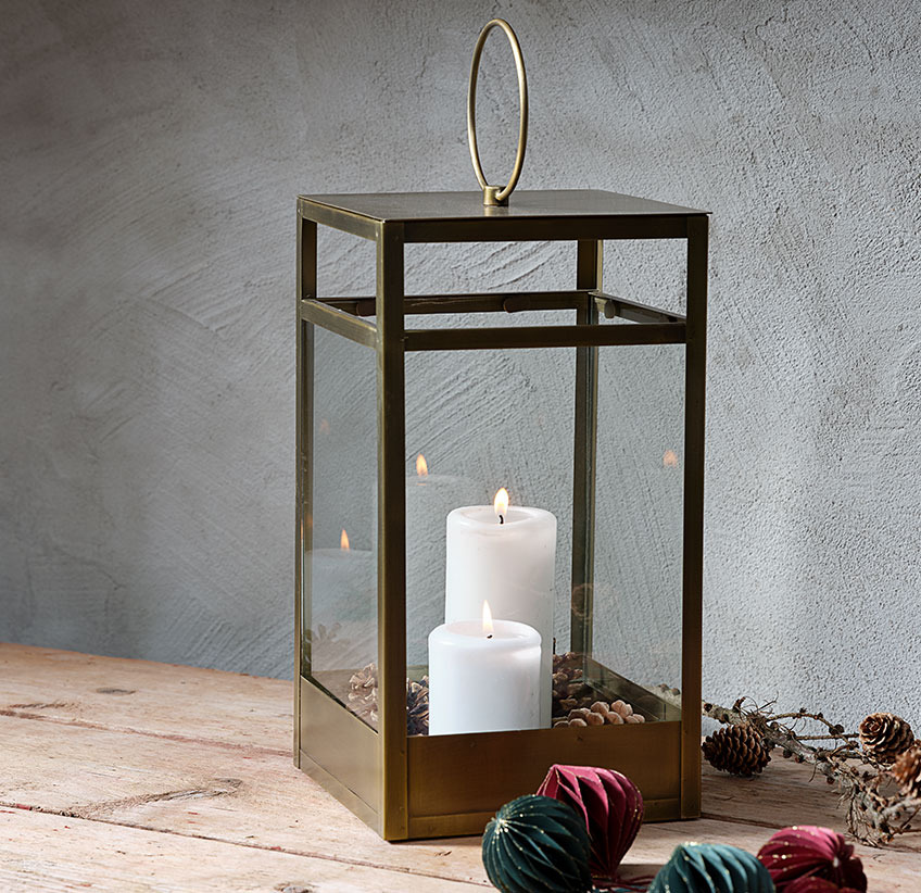 Die NUUMIT-Laterne ist perfekt für Weihnachten und den Rest des Jahres Goldene Laterne mit Kerzen, verziert mit Tannenzapfen