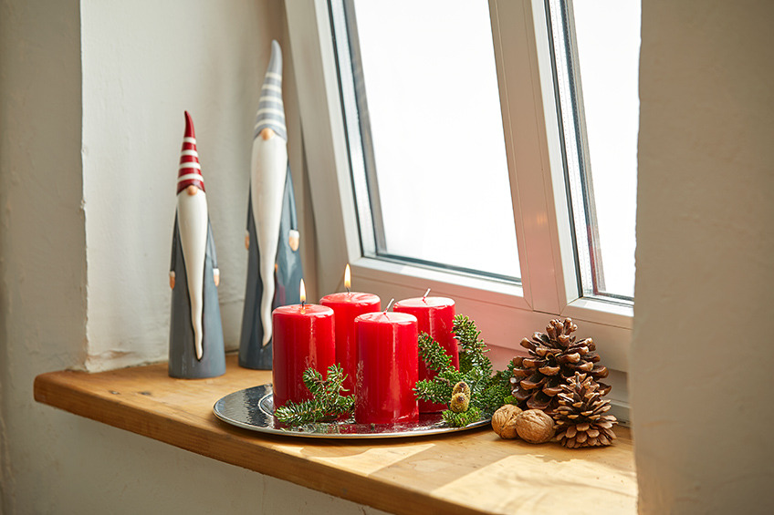 Tablett mit roten Kerzen und zwei weihnachtlichen Figuren