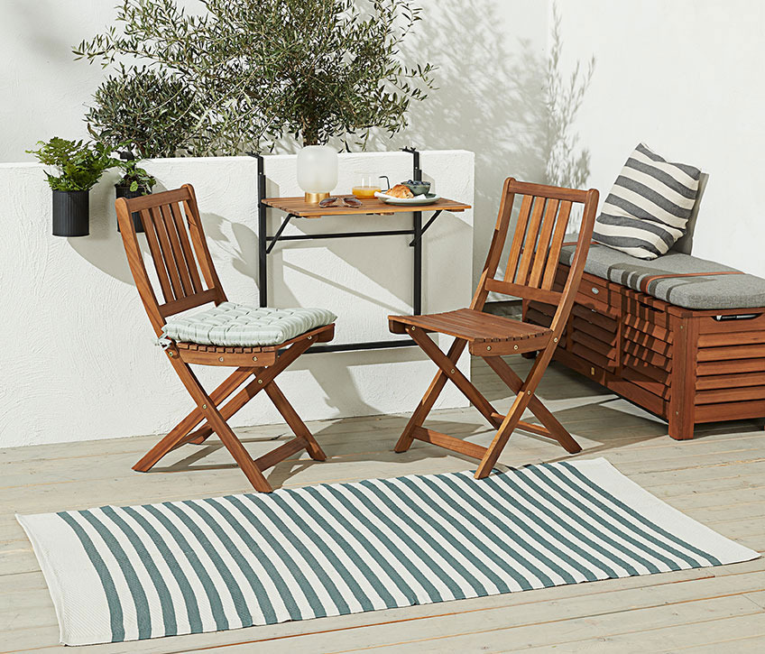 Gartenstühle mit einem Teppich und Beistelltisch