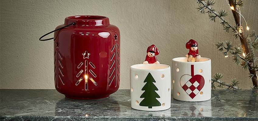 "Rote Weihnachtslaterne und Teelichthalter mit Weihnachtsmotiven"
