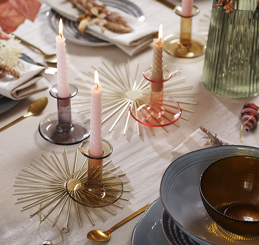 Golddekoration, Kerzenständer und Kerzen auf dem Neujahrstisch
