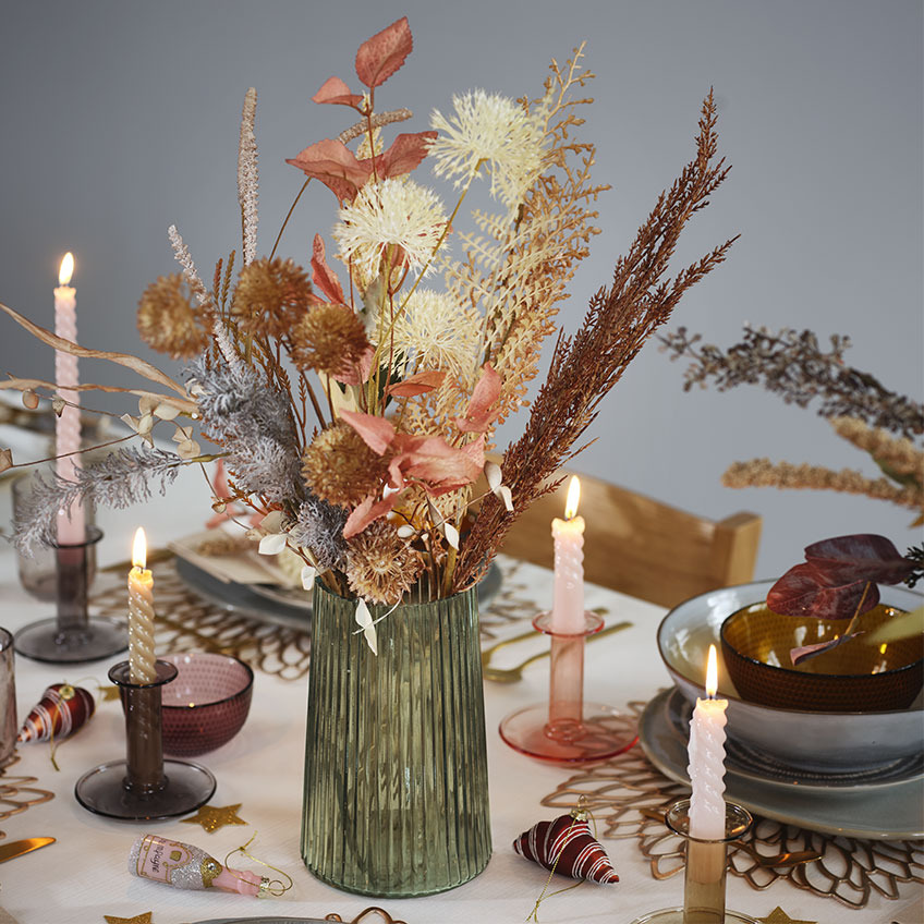 Vase aus grünem Glas und Kerzenständer aus Glas mit gedrehten Kerzen