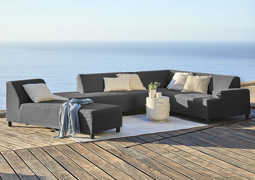 Allwettertaugliches Lounge-Sofa für sechs Personen und Sonnenliege in dunkelgrau