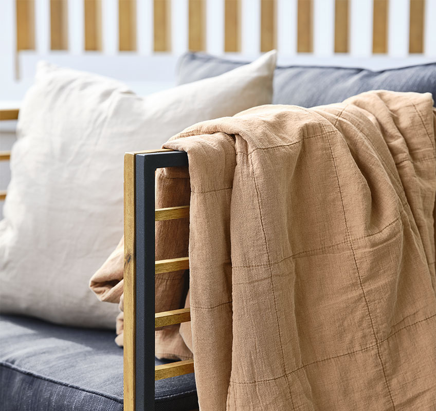 VALMUE Steppdecke Sessel mit orangefarbener Steppdecke