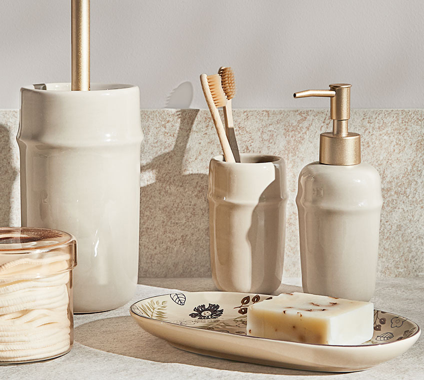 Aufbewahrungsglas GRUMS und Badezimmerset BOLIDEN mit Zahnbürstenhalter, Seifenspender und Toilettenbürste Aufbewahrungsbehälter aus Glas und Badezimmer-Set aus beiger Keramik