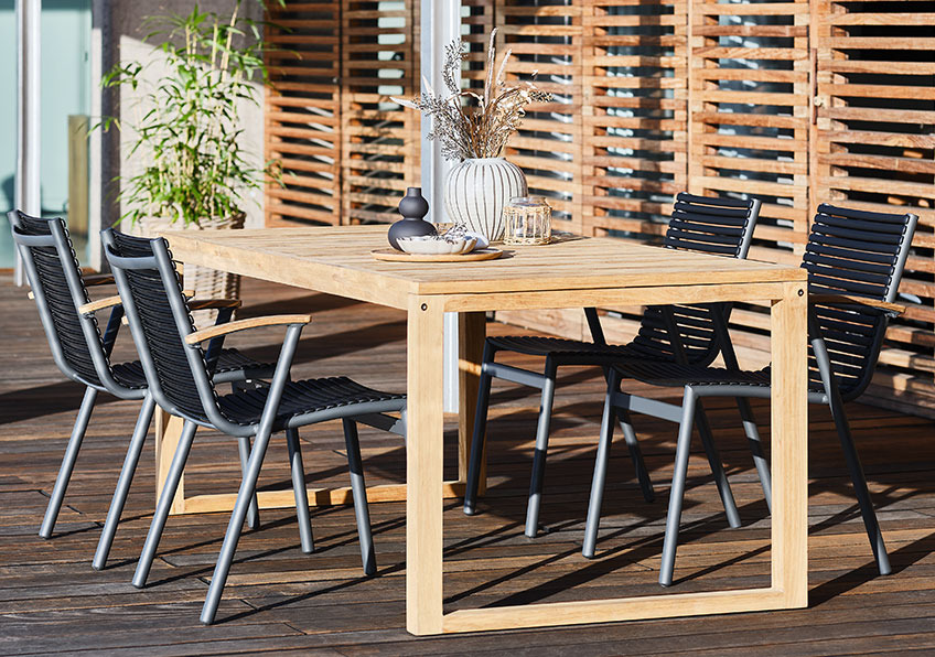 Stapelstühle für den Garten aus recyceltem Aluminium und Meeresplastik, Gartentisch aus recyceltem Holz