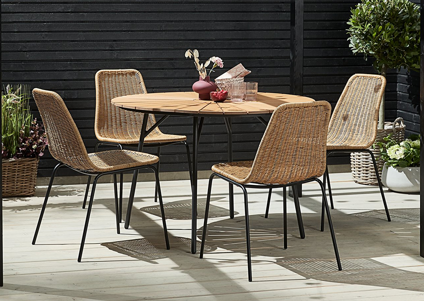 Runder Tisch mit Stühlen aus Naturmaterialien