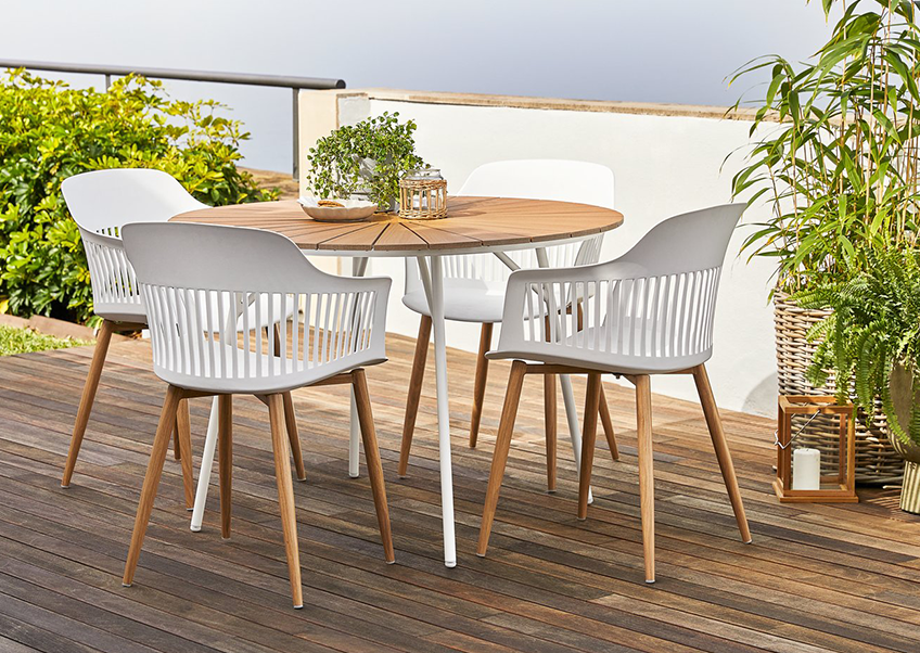 Runder Gartentisch mit vier Gartenstühlen in weiß