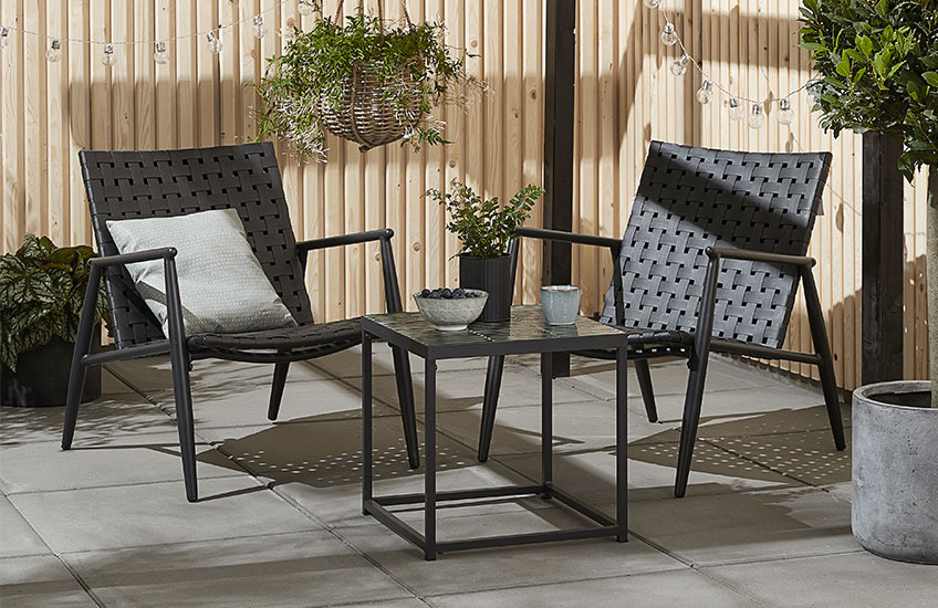 Schwarzes Garten-Lounge-Set mit kleinem Tisch und zwei Stühlen
