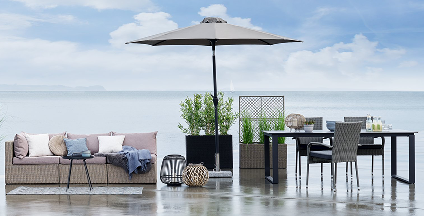 Terrasse mit einem Essbereich und einem Loungebereich sowie schöner Dekoaration