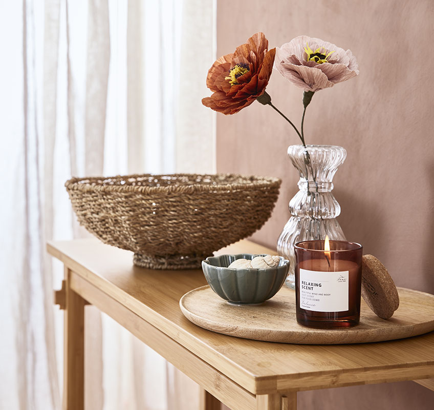 SIGVALD Vase, grüne Schale SIMON und PER Papierblumen Glasvase, grüne Schale und Duftkerze auf Holztablett