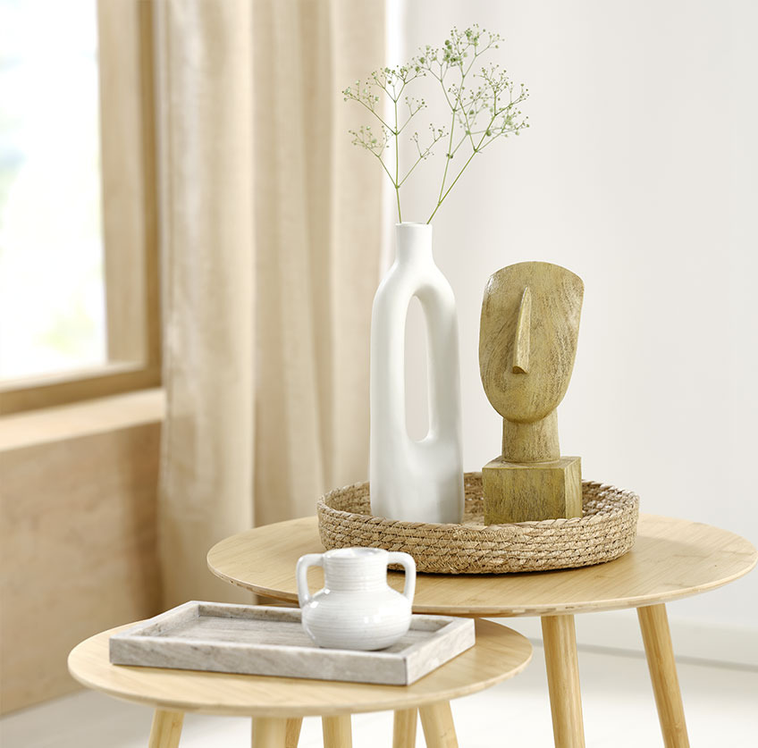 Tablett VALDEMAR mit Teelichthalter HANSE und Tablet JOAR mit Vase INGEMAR und Skulptur ESKE darauf Tablett aus Marmor mit weissem Teelichthalter und Tablett aus Seegras mit weisser Vase und Skulptur