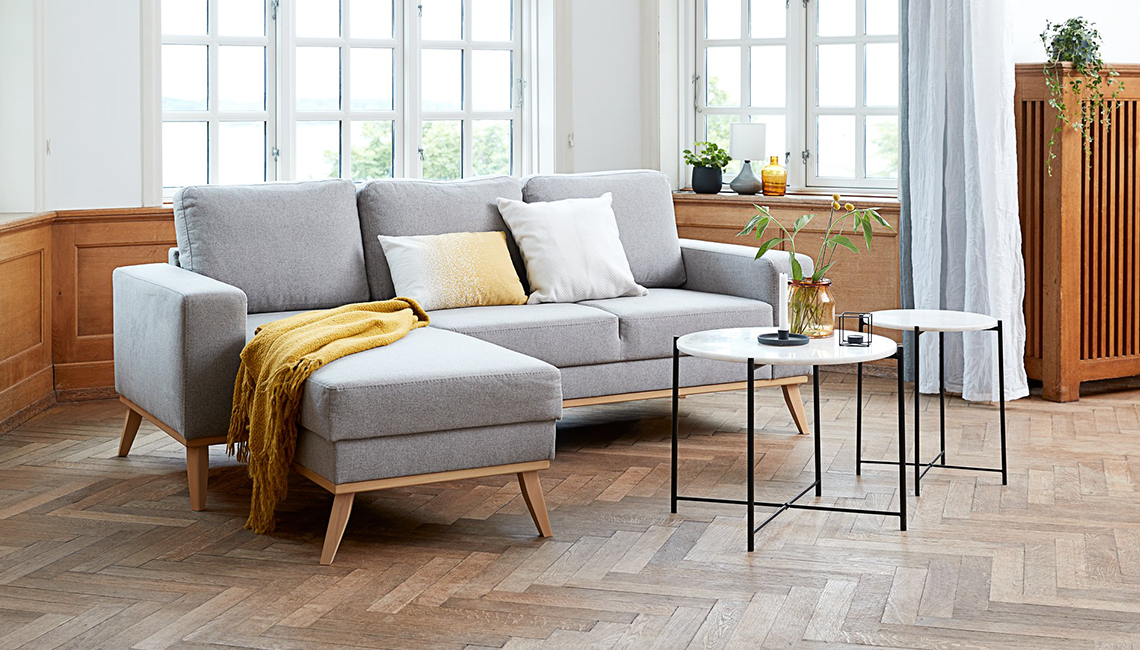 Sofa ARENDAL Chaiselongue hellgrau Hellgraues Sofa im Wohnzimmer