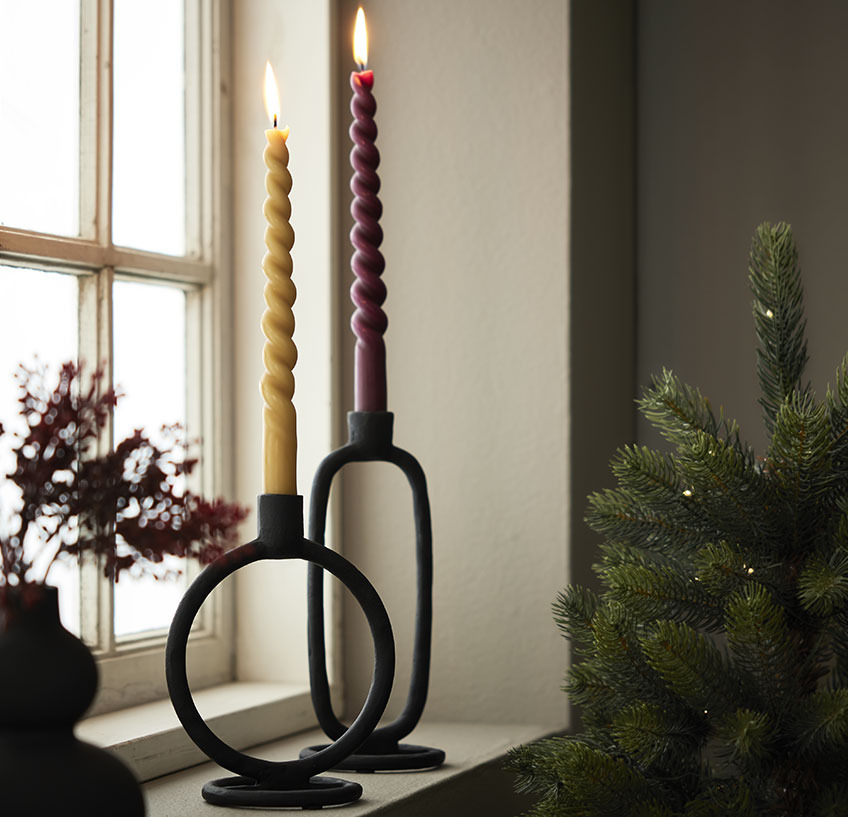 Stabkerzen ADVENT in Kerzenhaltern ELDARIT in Guss-Optik Fensterbank mit gedrehten Stabkerzen in schwarzen Kerzenhaltern