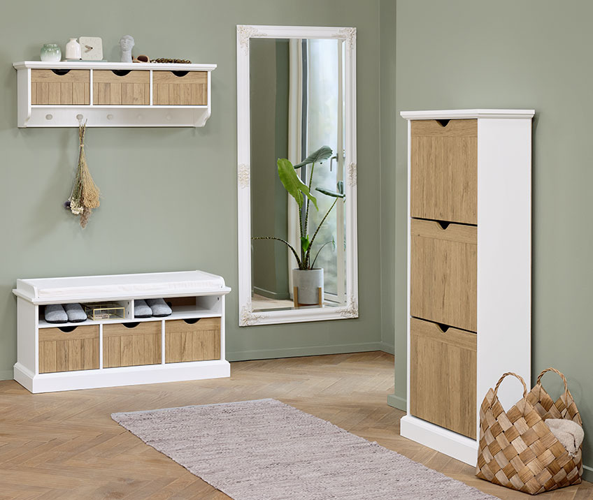 NORDBORG Spiegel und OLDEKROG Bank, Schuhschrank und Regal im Flur Großer Spiegel in einer Diele mit Bank, Schuhschrank und Regal