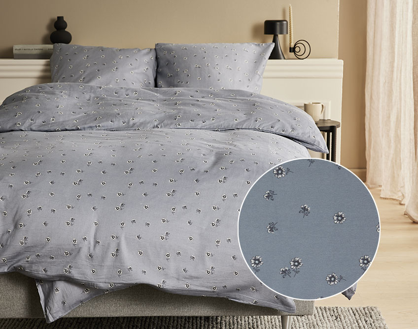 GERD-Bettwäsche aus 100 % Satin Bett mit Satin-Bettwäsche mit kleinen Blumen auf dunkelgrauem Hintergrund