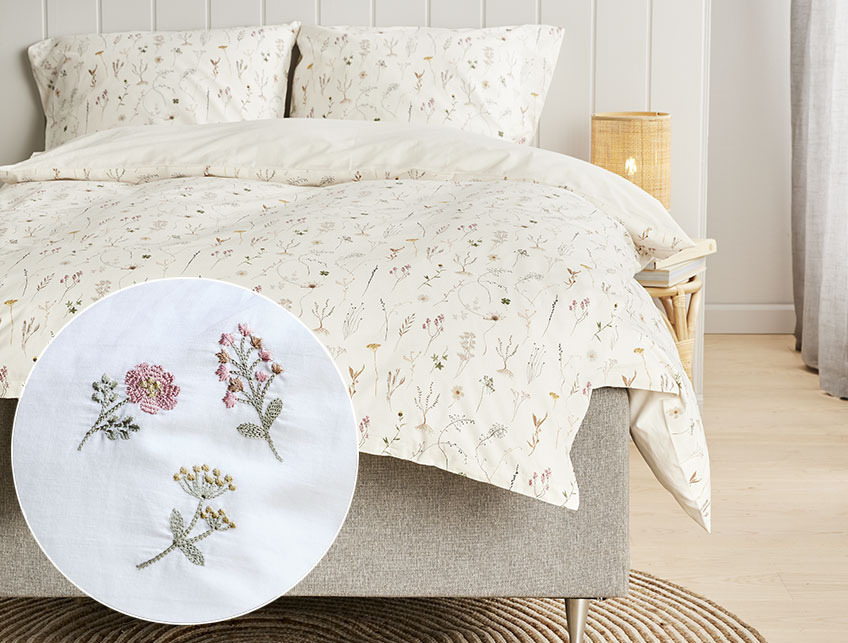 Bettwäsche SUSSI und der Kissenbezug MAJ Blümchenbettwäsche in einem hellen Schlafzimmer