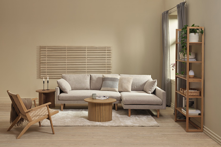 Wohnzimmer in Naturtönen: Ein Sofa mit Beistelltisch und Teppich