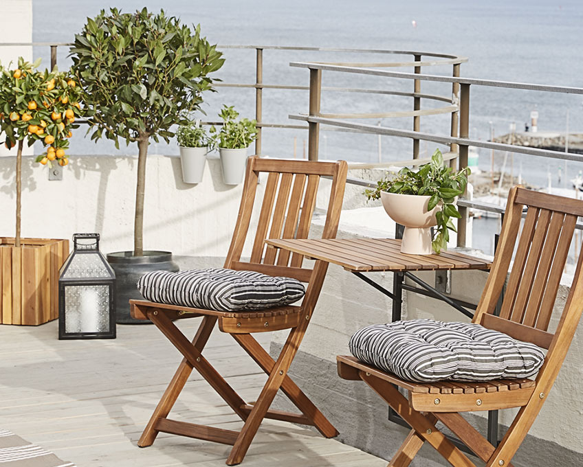 Balkon mit am Geländer montiertem Balkontisch 