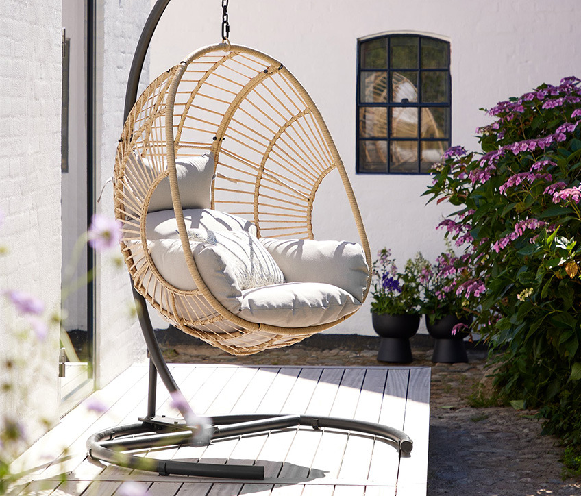 GJERN Hängesessel Hängesessel in Naturfarbe auf der Terrasse