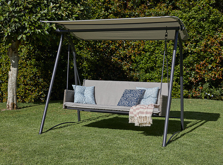 JUELSMINDE Hängesofa Graues Hängesofa im Garten mit Kissen und Überwurf