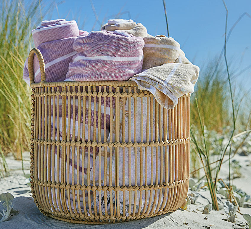 ALVAR basket with BACKA beach towels Basket with towels on a beach