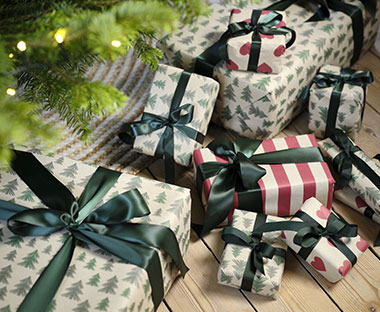 Geschenke unter Weihnachtsbaum