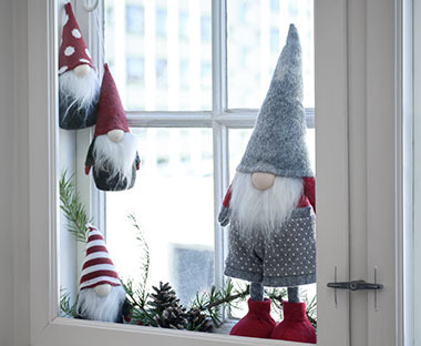 Weihnachtswichtel auf einem Fensterbrett